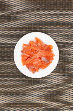 çanak dilimlenmiş çiğ somon