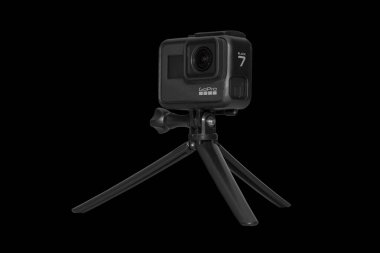 BANGKOK, THAILAND-MARCH 30: Aksiyon kamerası GoPro Hero7 'nin resmi siyah arkaplanda izole edilmiş - kesme yolları.