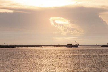 Akşamları denizde balıkçı teknesi.