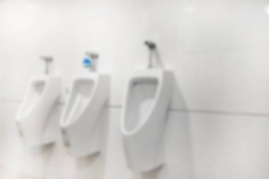 Modern erkekler tuvaletinin içi soyut olarak bulanık. Sağlık ve hijyen kavramı.