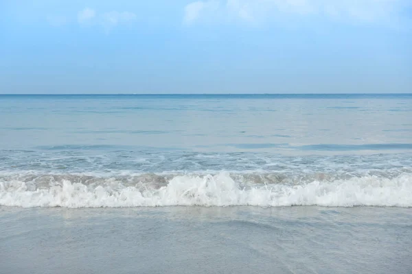 Güzel Sahil Turkuaz Okyanus Suyu Güneşli Bir Günde Bulutlu Mavi — Stok fotoğraf