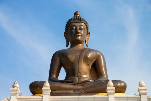 Buddha Staty Templet Med Blå Himmel Bakgrund — Stockfoto