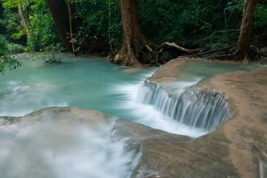 Güzel şelale - Erawan Şelalesi Kanchanaburi, Tayland 'daki Erawan Ulusal Parkı' nda.