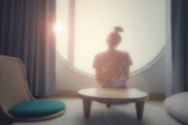 Pencereden bakan bir kadının soyut görüntüsü..