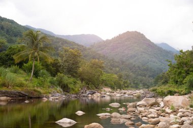 Nakorn Sri Thammarat, Tayland 'daki Kiriwong köyünde akan akarsu dağı..