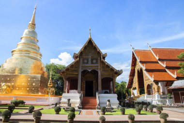 Phra Singh tapınağı. Tayland, Chiang Mai 'de turistler için bir dönüm noktası. Bu tapınak Tayland 'ın Chiang Mai şehrinin merkezinde..