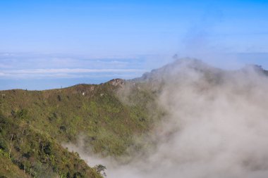 Dağ sisi gökyüzü bulutları manzarası.