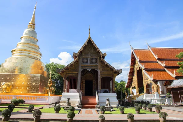 Phra Singh tapınağı. Tayland, Chiang Mai 'de turistler için bir dönüm noktası. Bu tapınak Tayland 'ın Chiang Mai şehrinin merkezinde..