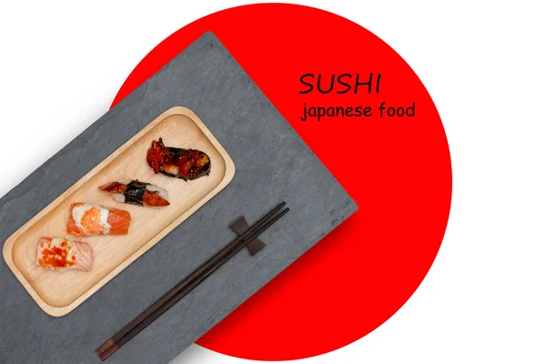 寿司放在盘子里 筷子放在石板上 — 图库照片
