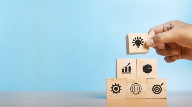 İkona iş stratejisi ve eylem planı ile ahşap bloğu elle düzenlemek. Hedef ve hedef, başarı ve iş hedefi kavramı, proje yönetimi, şirket stratejisi geliştirme. Boşluğu kopyala.