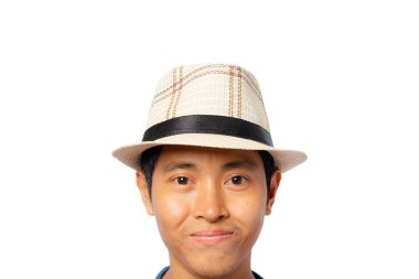 Beyaz arka planda izole edilmiş hasır şapkalı bir adam portresi. kırpma yolları.