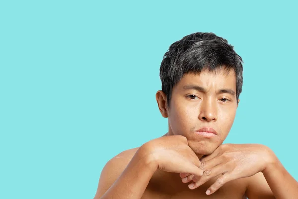 Retrato Jovem Atencioso Algo Homem Tira Camisa Isolado Fundo Azul — Fotografia de Stock