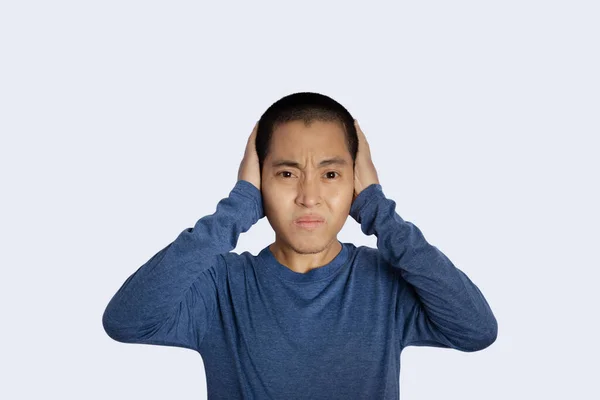 Retrato Joven Cerrando Orejas Con Fondo Aislado Mano — Foto de Stock