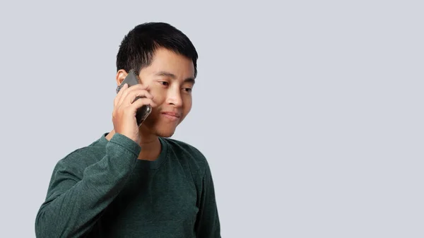 Portret Van Azië Man Praten Smartphone Geïsoleerd Grijze Achtergrond — Stockfoto
