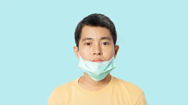 Jovem Usando Máscara Médica Errada Usar Uma Máscara Médica Não — Fotografia de Stock