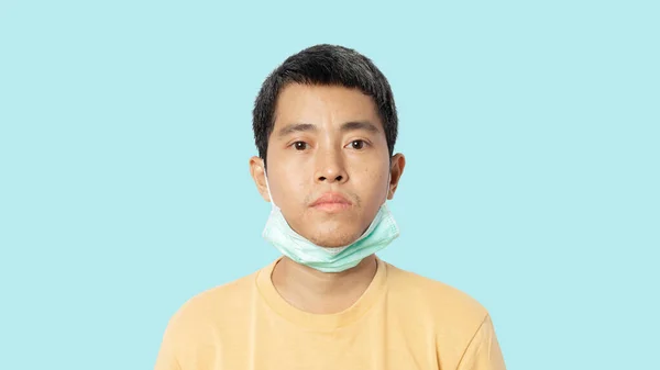Jeune Homme Portant Masque Médical Mal Porter Masque Médical Protégera — Photo