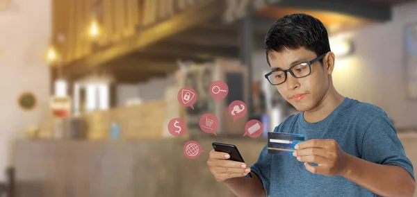 Молодий Азіат Користується Смартфоном Кредитною Карткою Іконою Магазині Концепція Онлайн — стокове фото