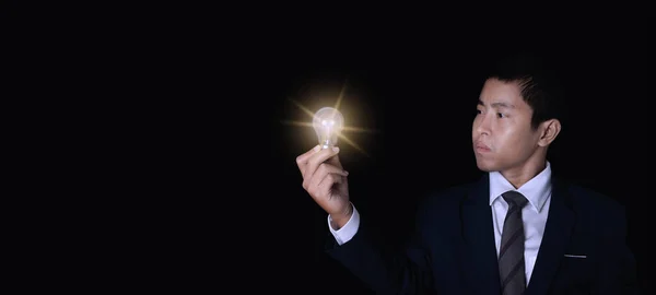 Empresário Segurar Uma Lâmpada Ideia Conceito Com Inovação Inspiração — Fotografia de Stock