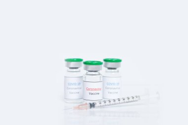 Coronavirus aşısı, COVID-19 aşısı. Beyaz arka planda sağlık ve tıbbi konsept.
