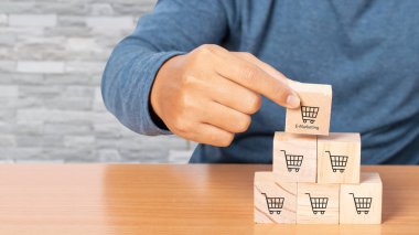 İkona grafiği ve alışveriş arabası sembolü ile ahşap küpleri birleştirmek. İş büyümesi başarı süreci. İş kavramı. İnternetten alışveriş. E-pazarlama.