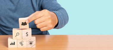 İkona iş stratejisi ve eylem planı ile ahşap bloğu elle düzenlemek. Hedef ve hedef, başarı ve iş hedefi kavramı, proje yönetimi, şirket stratejisi geliştirme. Boşluğu kopyala.