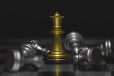 Satranç taşlarının kraliçesi satranç tahtasında savaşıyor. İş lideri konsepti.
