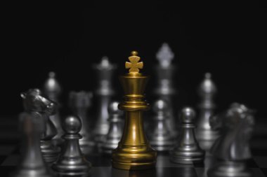 Satranç tahtası altın kral savaşı. Strateji kavramı, iş zaferi.