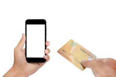 Beyaz arka planda el ele tutuşan kredi kartı ve akıllı telefon - kırpma yolları.