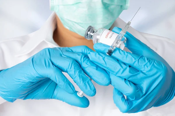 Médecin Tenant Tube Avec Vaccin Coronavirus Seringue Soins Santé Concept — Photo