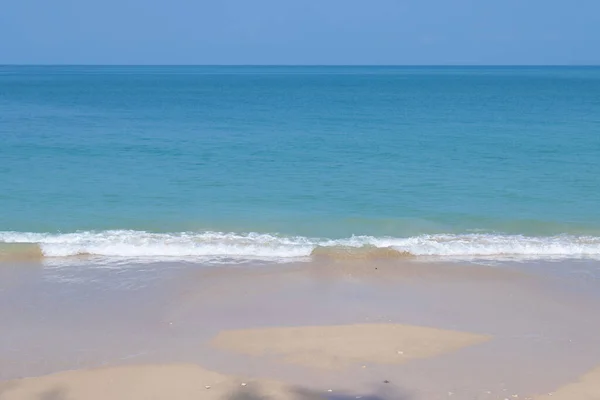 Güzel Bir Sahil Turkuaz Okyanus Suyu Güneşli Bir Günde Mavi — Stok fotoğraf