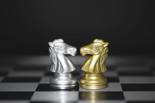 Kůň Šachové Figurky Bitva Zlaté Stříbrné Koně Šachy Šachovnici Koncept — Stock fotografie
