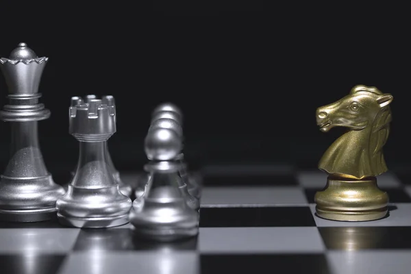 Šachovnicový Zlatý Kůň Pohybu Koncepce Strategie Obchodní Vítězství — Stock fotografie