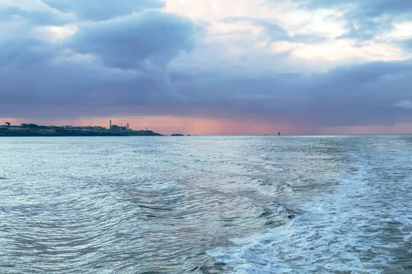 서사시적 하늘을 배경으로 항해하는 인상적 낭만적 브리타니 해안선 프랑스 피니스 — 스톡 사진