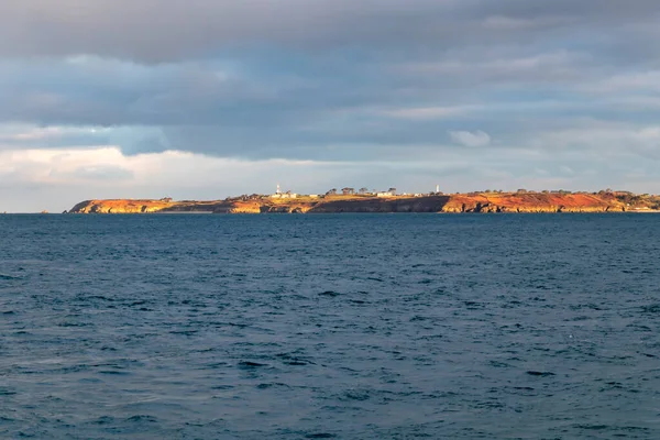 Sullo Sfondo Dell Alba Drammatica Sulla Barca Vela Con Acqua — Foto Stock