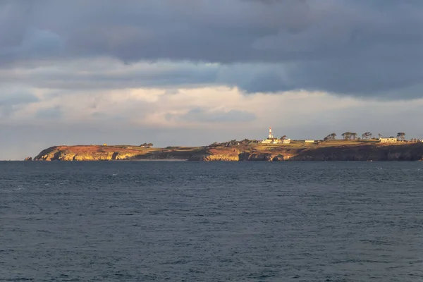 Hintergrund Des Dramatischen Sonnenaufgangs Auf Dem Segelboot Mit Ruhigem Meerwasser — Stockfoto