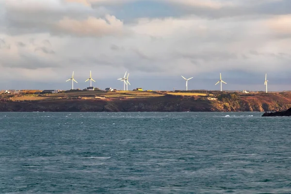 法国布列塔尼海岸村的陆上风力涡轮机 可持续的家用风能 — 图库照片