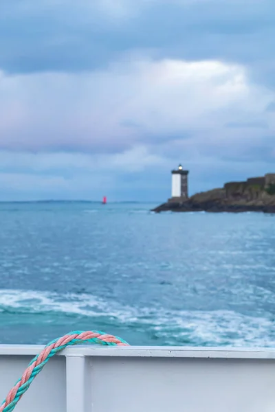 피니스 브르타뉴 해안에 바다와바 등대를 배경으로 — 스톡 사진