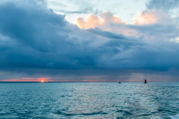 서사시적 하늘을 배경으로 항해하는 인상적 낭만적 브리타니 해안선 프랑스 피니스 — 스톡 사진