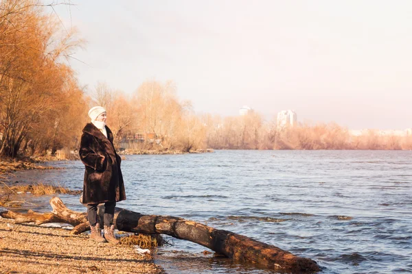 Kiev Ukrayna Dnieper Nehri Yakınında Kışın Sıcak Kürk Manto Yün — Stok fotoğraf