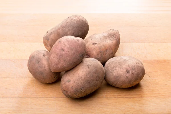 Potatis på trä — Stockfoto