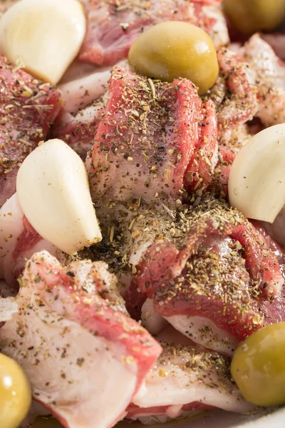 Marinade Aus Lammeintopf Mit Kräutern Der Provence Knoblauch Und Oliven — Stockfoto