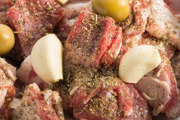 腌泡过的羊肉炖上普罗旺斯 大蒜和橄榄 — 图库照片