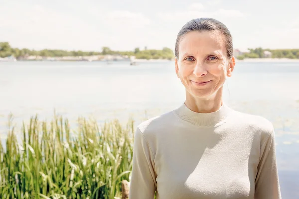 Ritratto femminile Vicino al fiume — Foto Stock