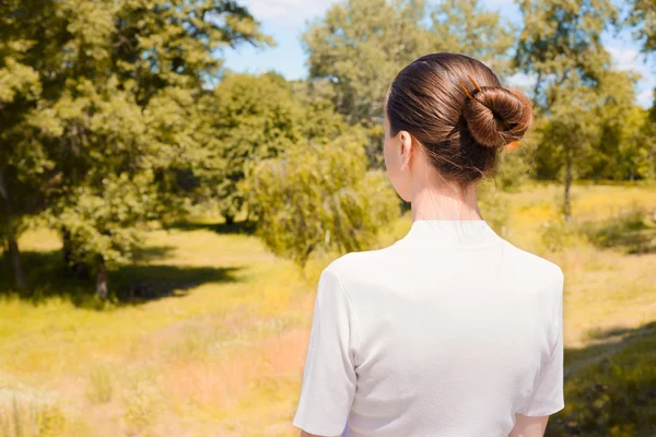 Woman Looking the Trees in the park — Stock Photo, Image