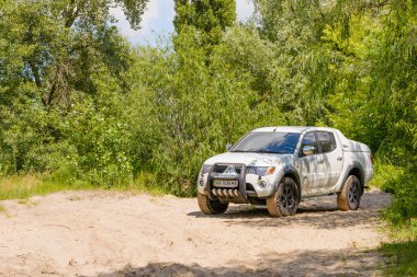 Beyaz Mitsubishi kamyonet