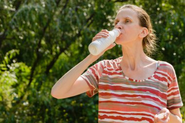 içme kadın kıdemli
