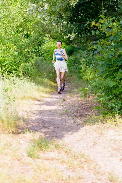 Starší žena v lese — Stock fotografie