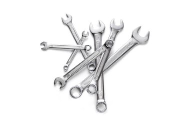 Beyaz arkaplanda izole edilmiş krom vanadyum anahtarlar kümesi