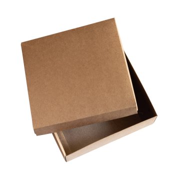 Beyaz arkaplanda izole edilmiş karton kutuyu aç