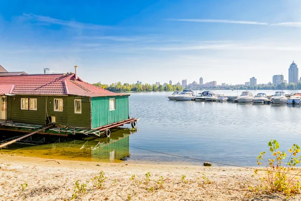 House and Boats on the River — Stock Photo, Image